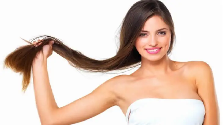 22 وصفة طبيعية لتطويل الشعر وتكثيفه بسرعة