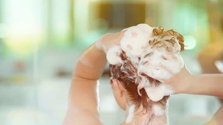 23 وصفة طبيعية لعلاج قشرة الشعر في المنزل