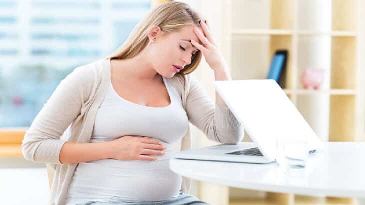 أسباب الصداع خلال فترة الحمل وكيفية علاجه