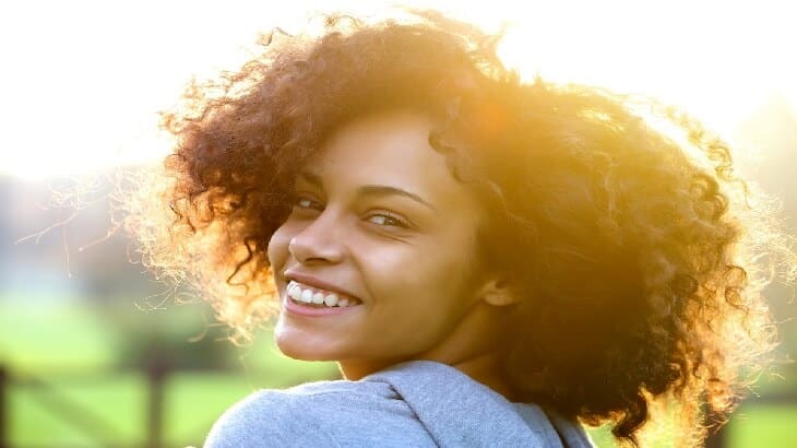 10 وصفات طبيعية لعلاج الشعر المجعد والخشن