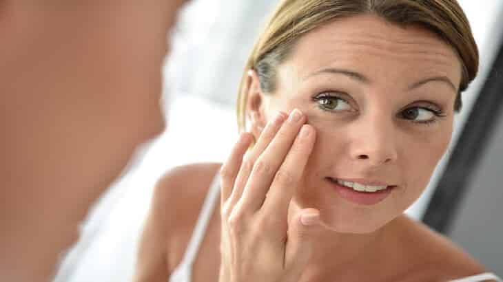 9 أسباب تؤدي إلى ظهور التجاعيد المبكره