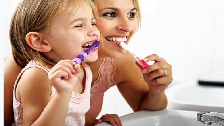 كيفية تعليم الطفل إستخدام فرشاة الأسنان