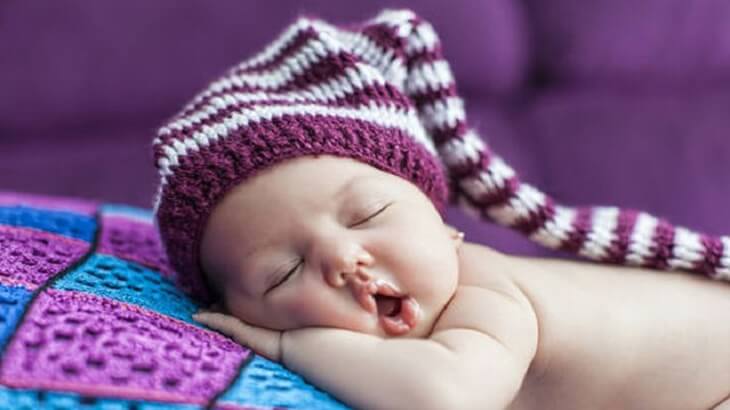 طرق بسيطة تساعد طفلك على النوم سريعاً