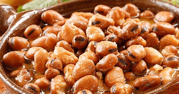 طريقة عمل الفول المدمس بالبيض المسلوق