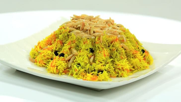 طبق أرز بسمتي باللون الأصفر مع الفلفل