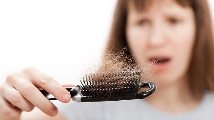 اسباب تساقط الشعر عند البنات وعلاجه بالاعشاب