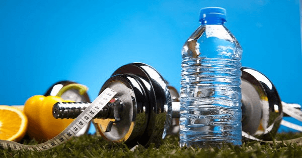 كم يحتاج الجسم من الماء يوميا لإنقاص الوزن
