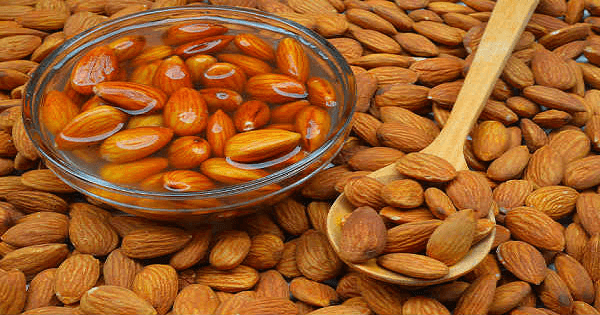 وصفة زيت اللوز الحلو لتبييض الوجه والمناطق الحساسة قبل النوم