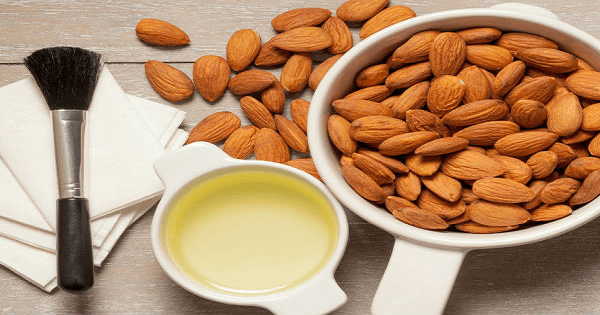وصفة زيت اللوز الحلو لتبييض الوجه والمناطق الحساسة قبل النوم