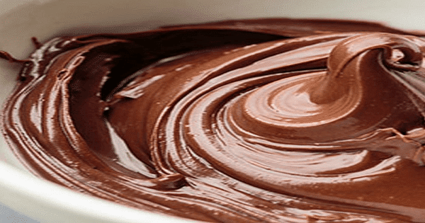 طريقة تسييح الشوكولاتة الخام باللبن لتزيين التورتة