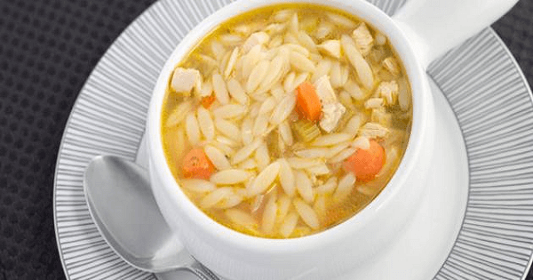 طريقة عمل شوربة لسان العصفور بشوربة الفراخ