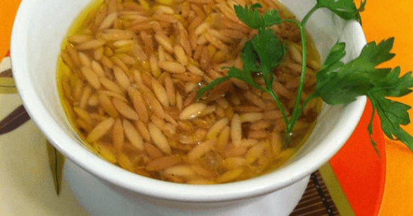 طريقة عمل شوربة لسان العصفور بشوربة الفراخ