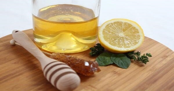 فوائد العسل الاسود مع الليمون على الريق