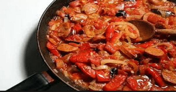 طريقة عمل السجق بالطماطم والبصل