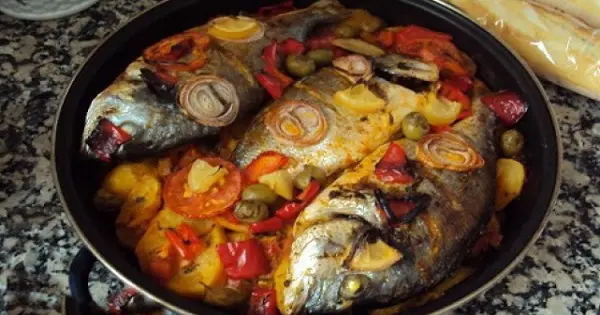 طريقة عمل صينية السمك بالبطاطس في الفرن بالصور