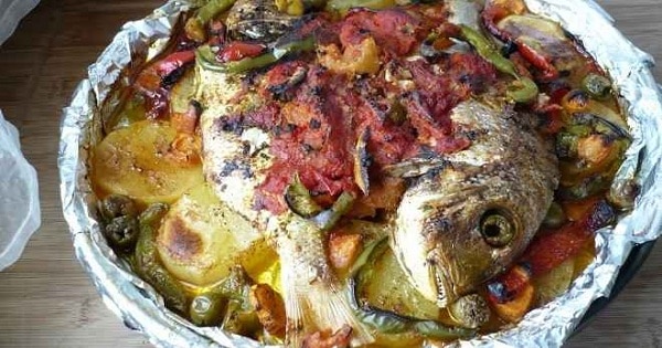 طريقة عمل صينية السمك بالبطاطس في الفرن بالصور
