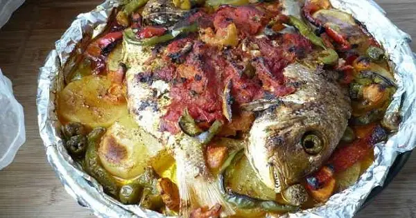 طريقة عمل صينية السمك بالبطاطس في الفرن بالصور