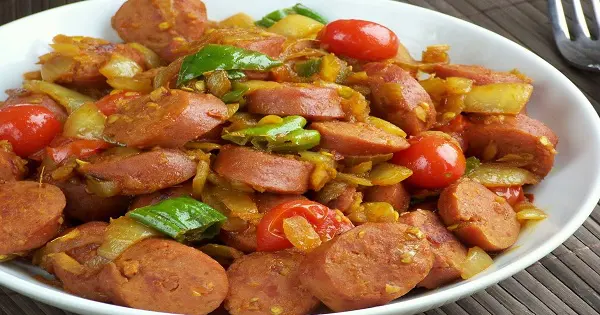 طريقة عمل السجق بالطماطم والبصل