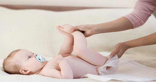 اسباب نزول دم مع البراز عند الاطفال الرضع وطرق علاجه