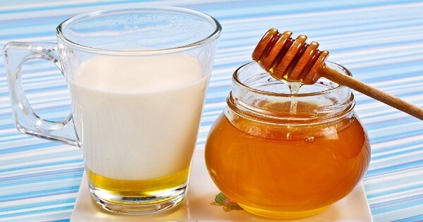 فوائد شرب الحليب مع العسل على الريق وطرق تحضيره