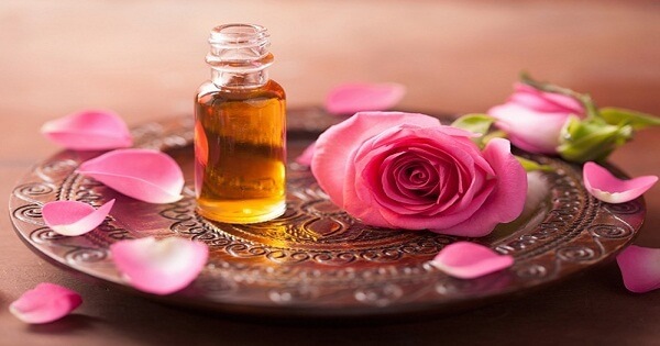 وصفات وفوائد زيت الورد للوجه قبل النوم