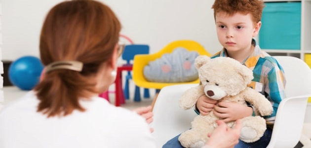 أعراض مرض التوحد عند الأطفال وكيفية علاجه