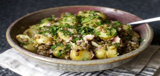 سلطة البقوليات بالصوص والزبادي