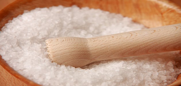 طريقة استخدام ملح البحر لصنفرة الجسم