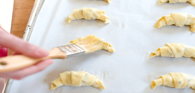 طريقة عمل الكرواسون بالجبنة بالصور خطوة بخطوة