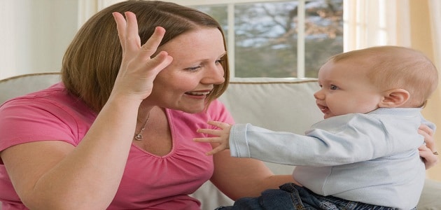 متى يبدأ الطفل بالكلام والنطق (السن الطبيعي للكلام)