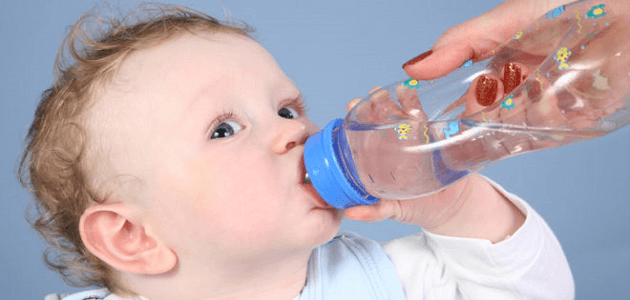 متى يشرب الطفل الرضيع الماء وكمية الماء التي يحتاجها