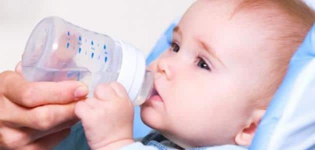 متى يشرب الطفل الرضيع الماء
