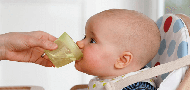 متى يشرب الطفل الرضيع الماء وكمية الماء التي يحتاجها