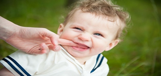 أسباب قضم الأظافر عند الأطفال وطرق التخلص منها