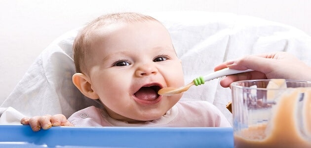 جدول تغذية الأطفال الرضع والمقدار المناسب لكل وجبة