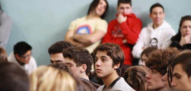 كيفية التعامل مع المراهق بالتفصيل (نصائح فعالة)