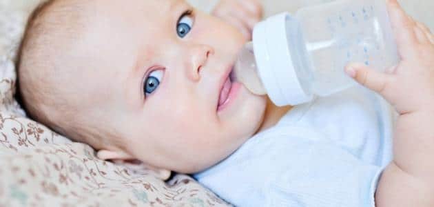 متى يشرب الطفل الرضيع الماء