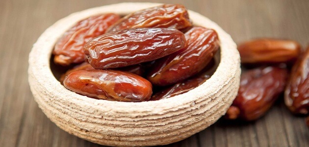 هل التمر قبل النوم يزيد الوزن