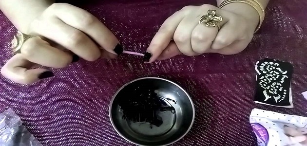 طريقة عمل حنة الرسم السوداء بالحجر الأسود
