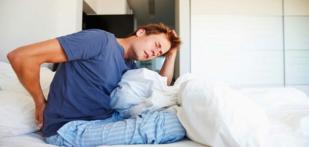 أسباب ألم وسط الظهر عند الاستيقاظ من النوم