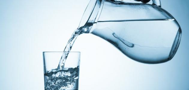 9 فوائد شرب الماء على الريق بعد الاستيقاظ مباشرة