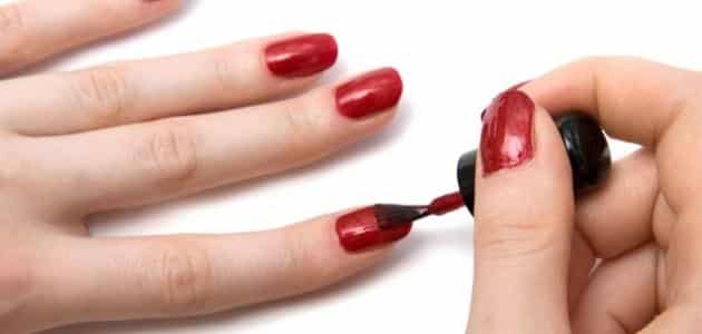 أضرار وضع طلاء الأظافر لمدة طويلة علي الجلد