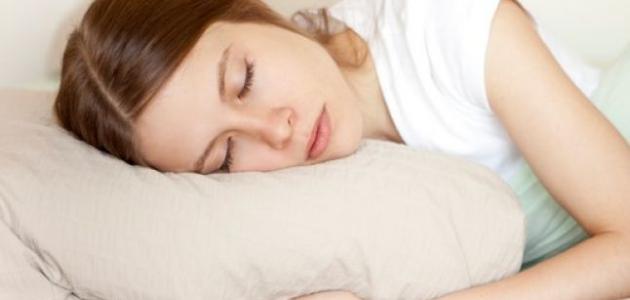 خطورة النوم على البطن للحامل والنتيجة موت الجنين