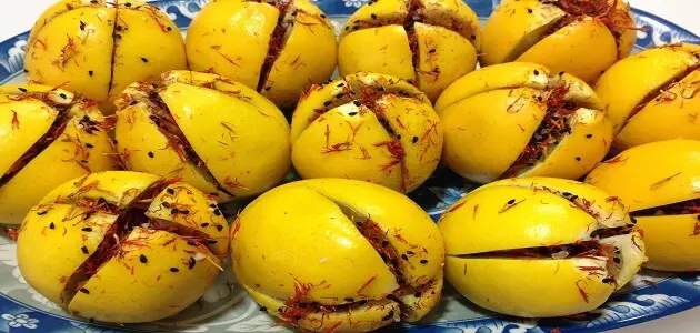 طريقة تخليل الليمون بالعصفر وحبة البركة بالصور
