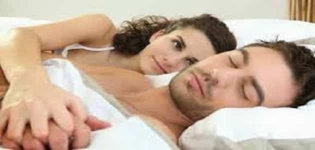 أضرار النوم على جنابه للمرأة والرجال