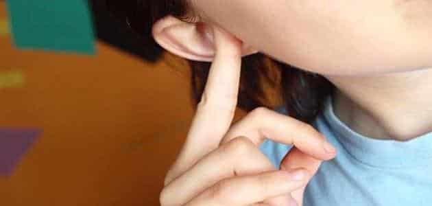 كيفية اخراج الماء من الاذن للأطفال