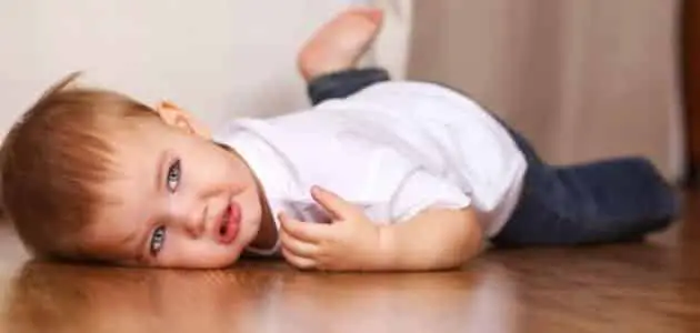 مخاطر النوم بعد سقوط الطفل على راسه