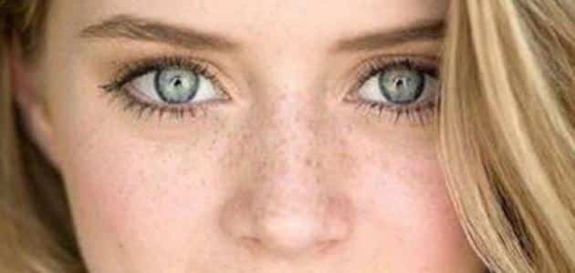 افضل طريقة لعمل النمش على الوجه بالحناء البني