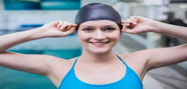 كيفية استخدام بونيه السباحة للحفاظ على الشعر