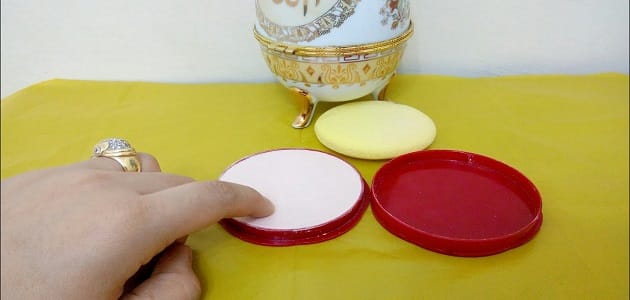 مخاطر استخدام البودرة المائية على البشرة